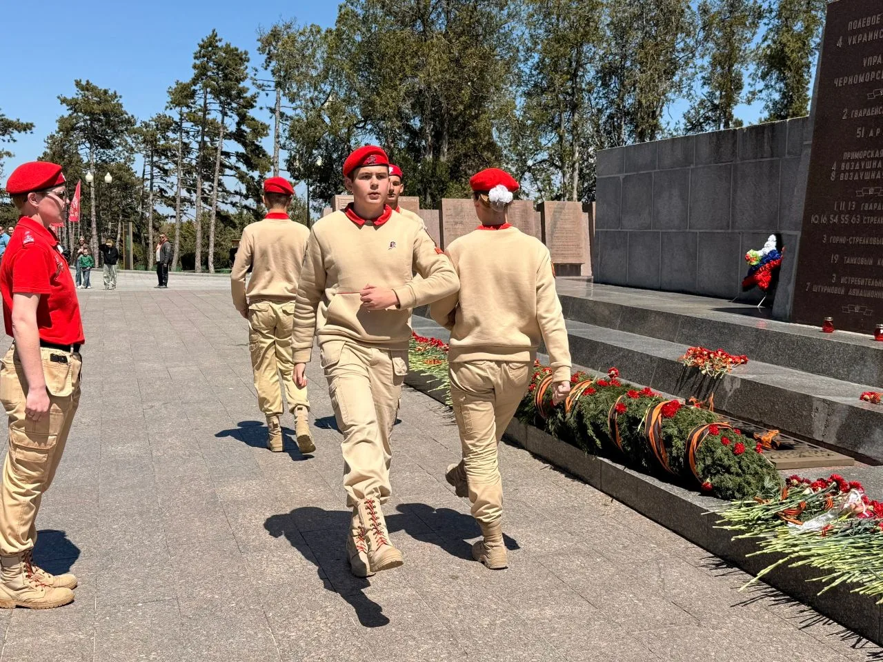 Наши юнармейцы заступили на вахту памяти у вечного огня у Обелиска Славы на Сапун-горе.  #ЮНАРМИЯ_Аф
