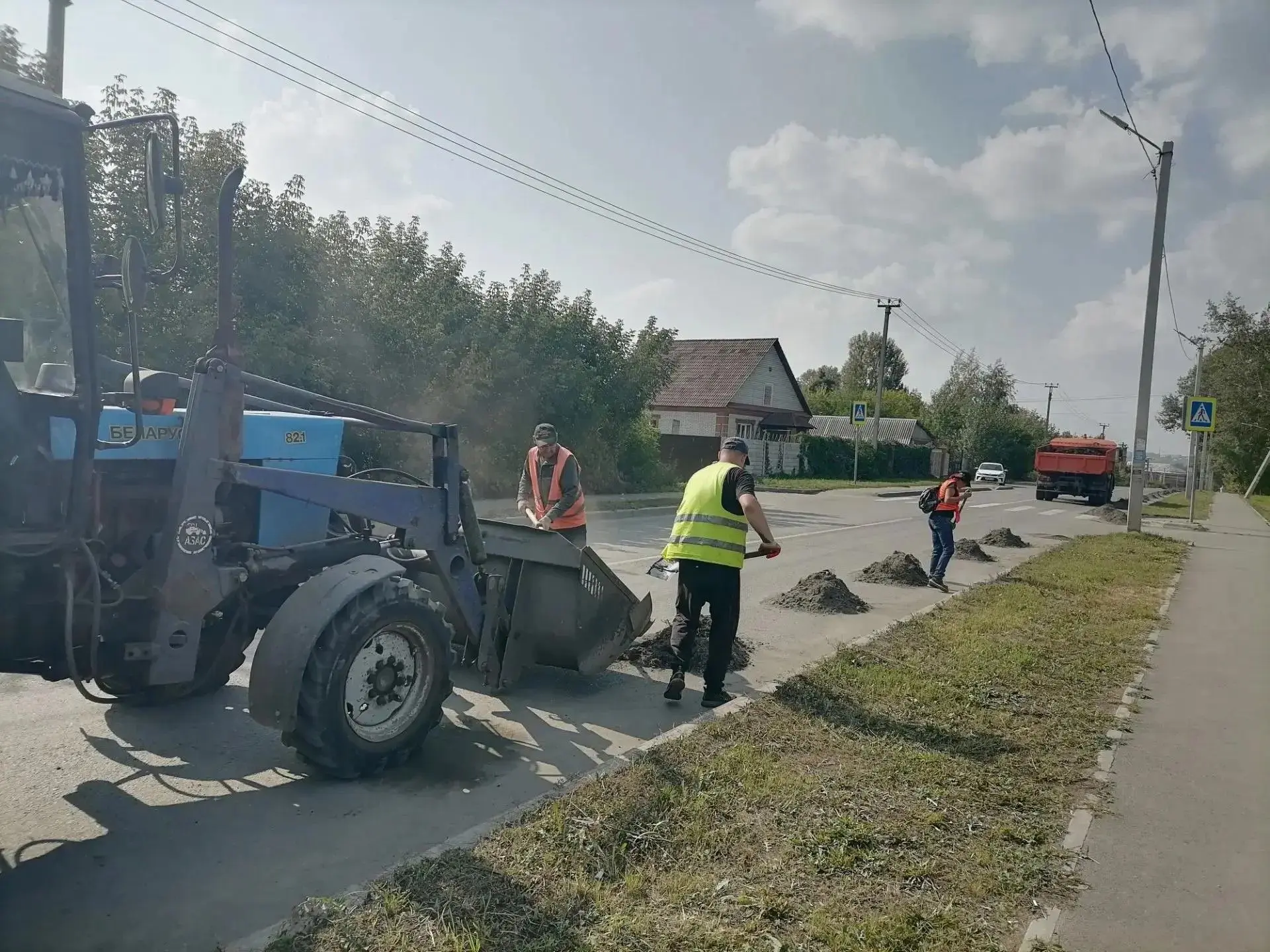 Коммунальщики Бийска продолжают покос травы и уборку обочин
