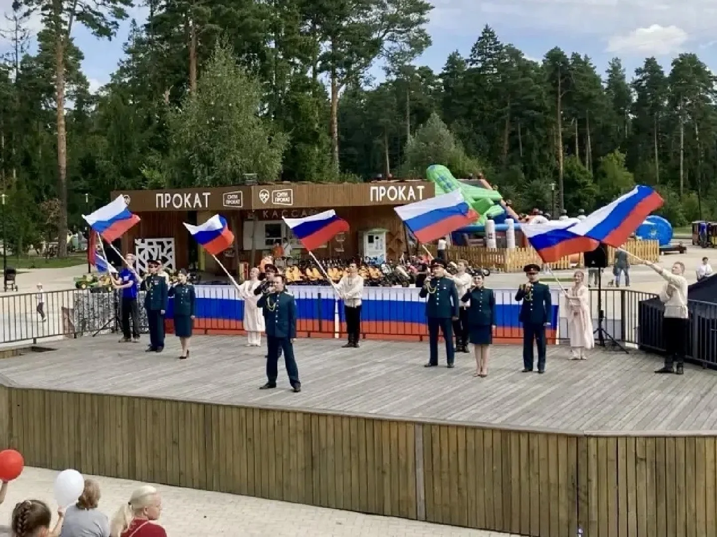 В Подмосковье масштабно отметили День Государственного флага. По всему региону прошло о...
