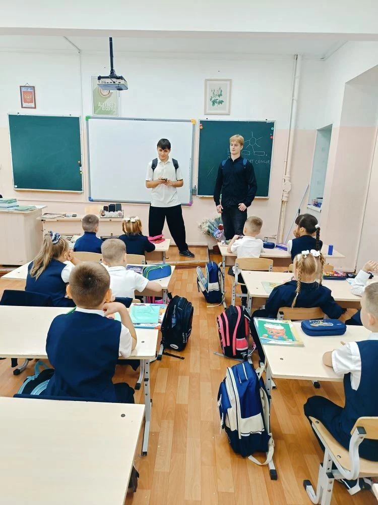 Ребята из 11 класса заглянули в гости к нашим первоклассникам — и устроили для них наст...