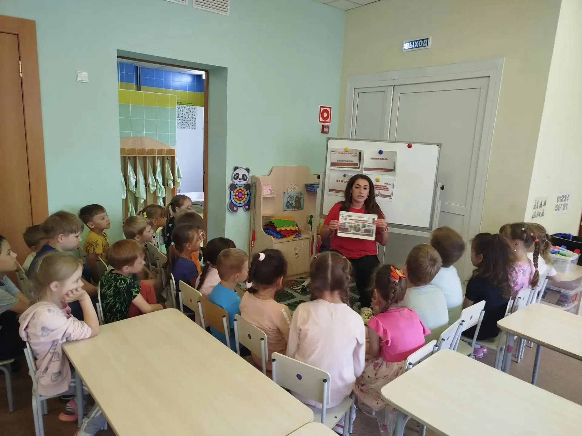 Сегодня воспитатель группы «Солнышки» Елена Юрьевна провела увлекательную и очень важную беседу с де