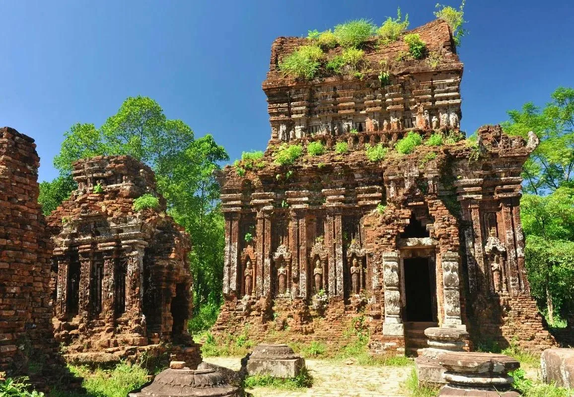 Храмовый комплекс Мишон, Вьетнам 🇻🇳  🔹 Мишон - храмовый комплекс в 30 км от Дананга, в прошлом выпол