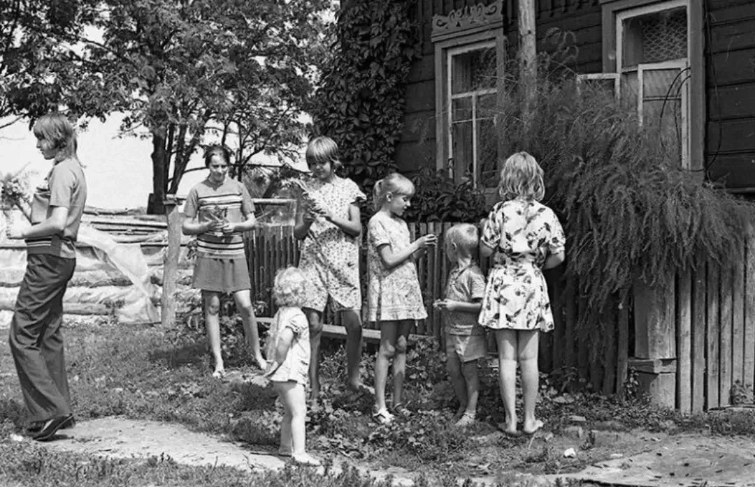 СССР, конец 70-х. 
 
Женщина с двумя маленькими детьми, вдова. Живёт в большом посёлке, трудится на 