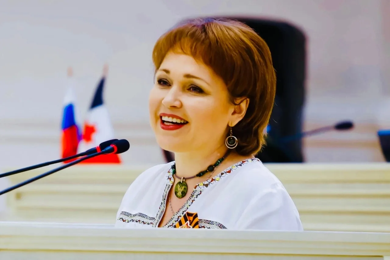 А я сегодня веселее всех… 
Да, впрочем, я всегда не унываю… 
И заводной звучит, как прежде, смех. 
Я