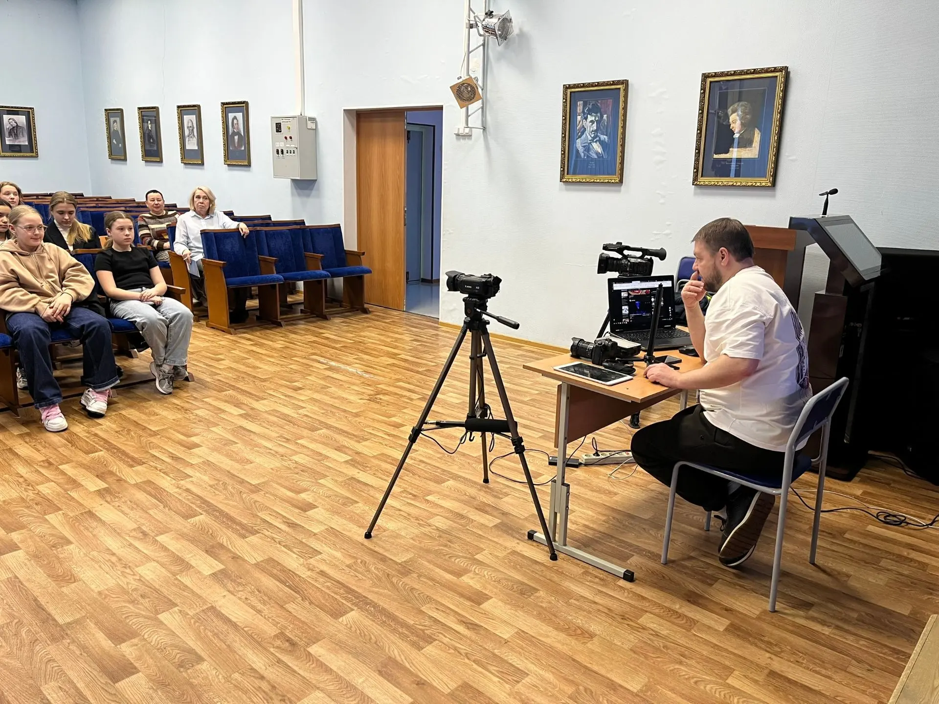 В Сургутском районе набирает обороты уникальный арт-проект «Профессия в лицах». Его цел...