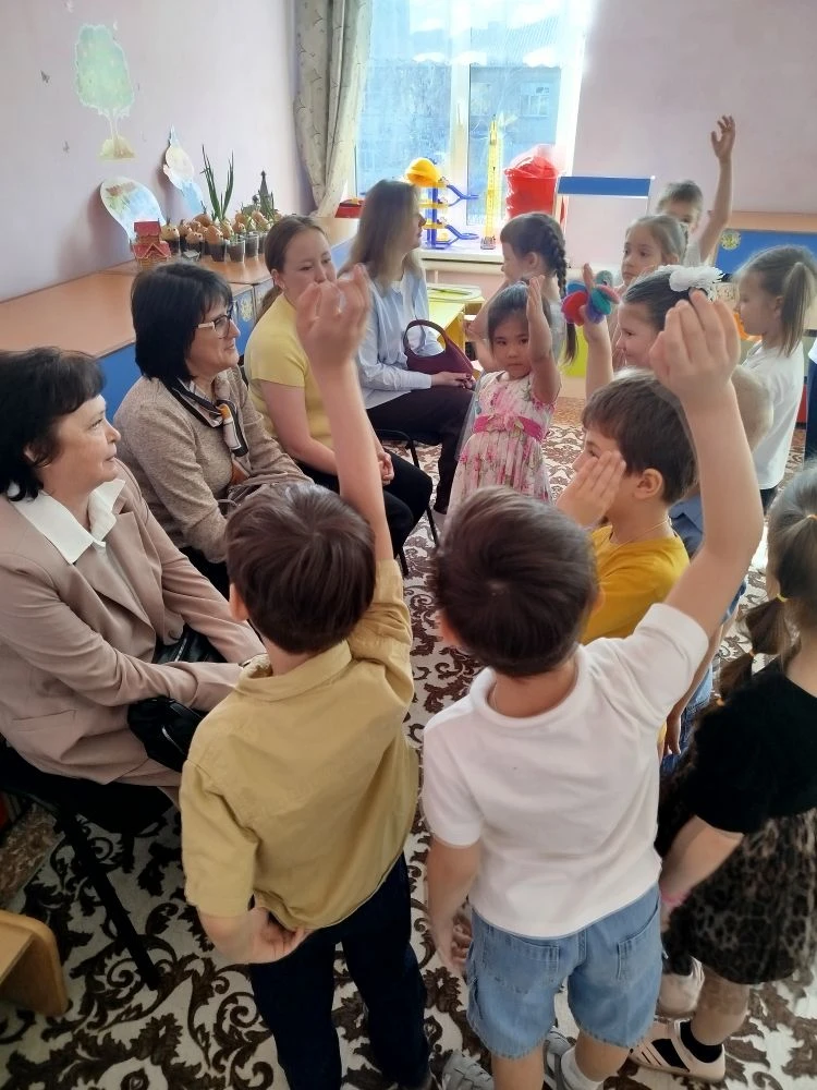 Сегодня в наш детский сад нагрянуло подкрепление — учителя начальной школы. Видимо, решили заранее о