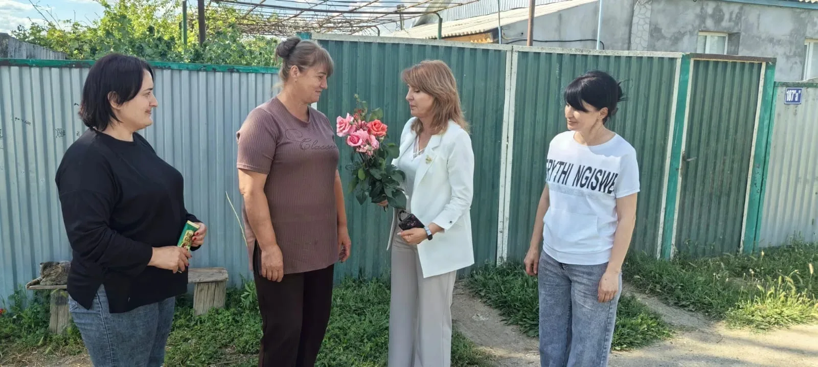 ✨ Искренние Слова, Тёплые Пожелания: Поздравляем Социальных Работников Долиновки! ✨

8 июня в селе Д