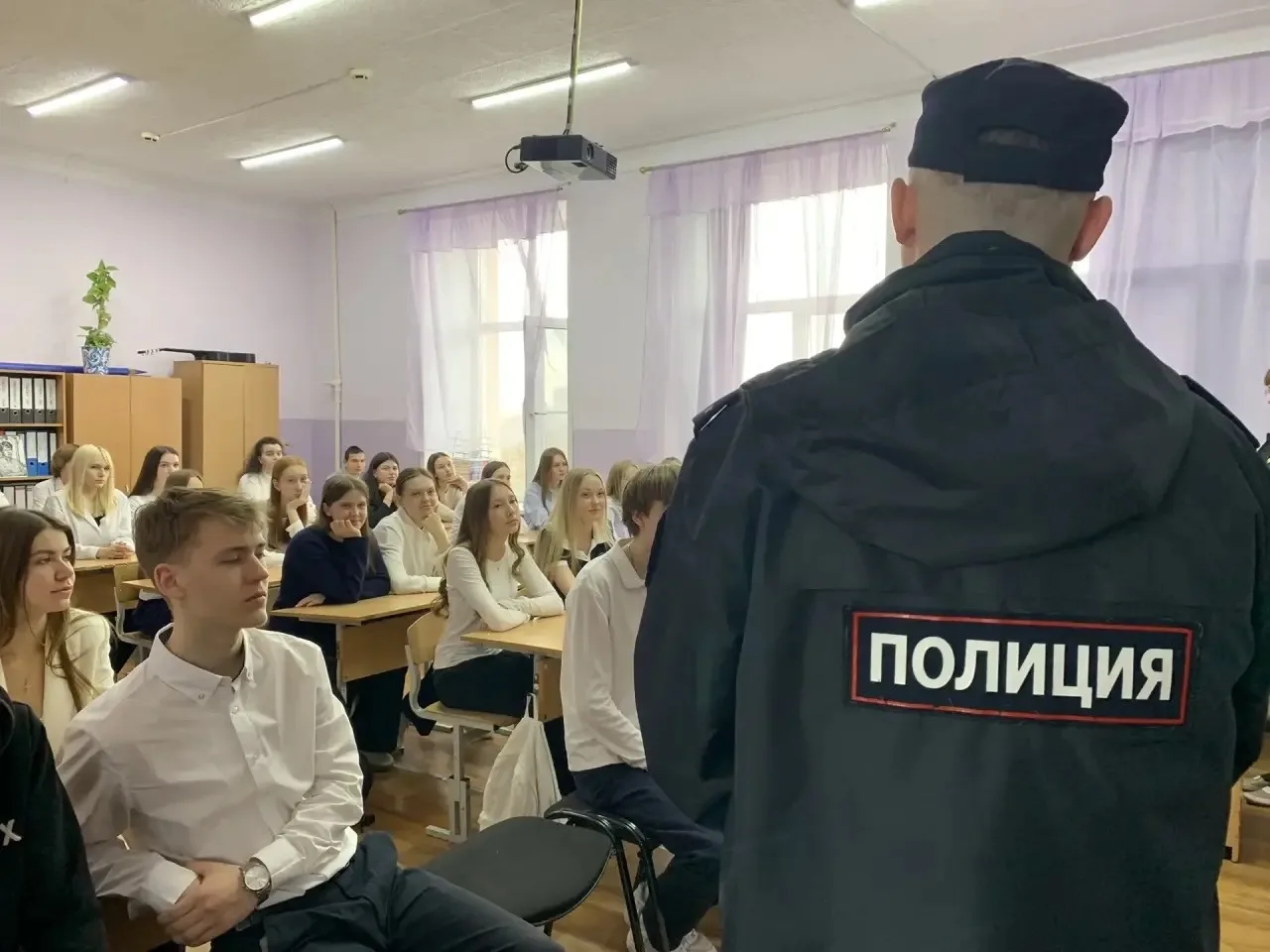 👮🏻‍♀️В МБОУ СОШ №4 состоялась профилактическая встреча учащихся старших классов с сотрудником ОМВД Р