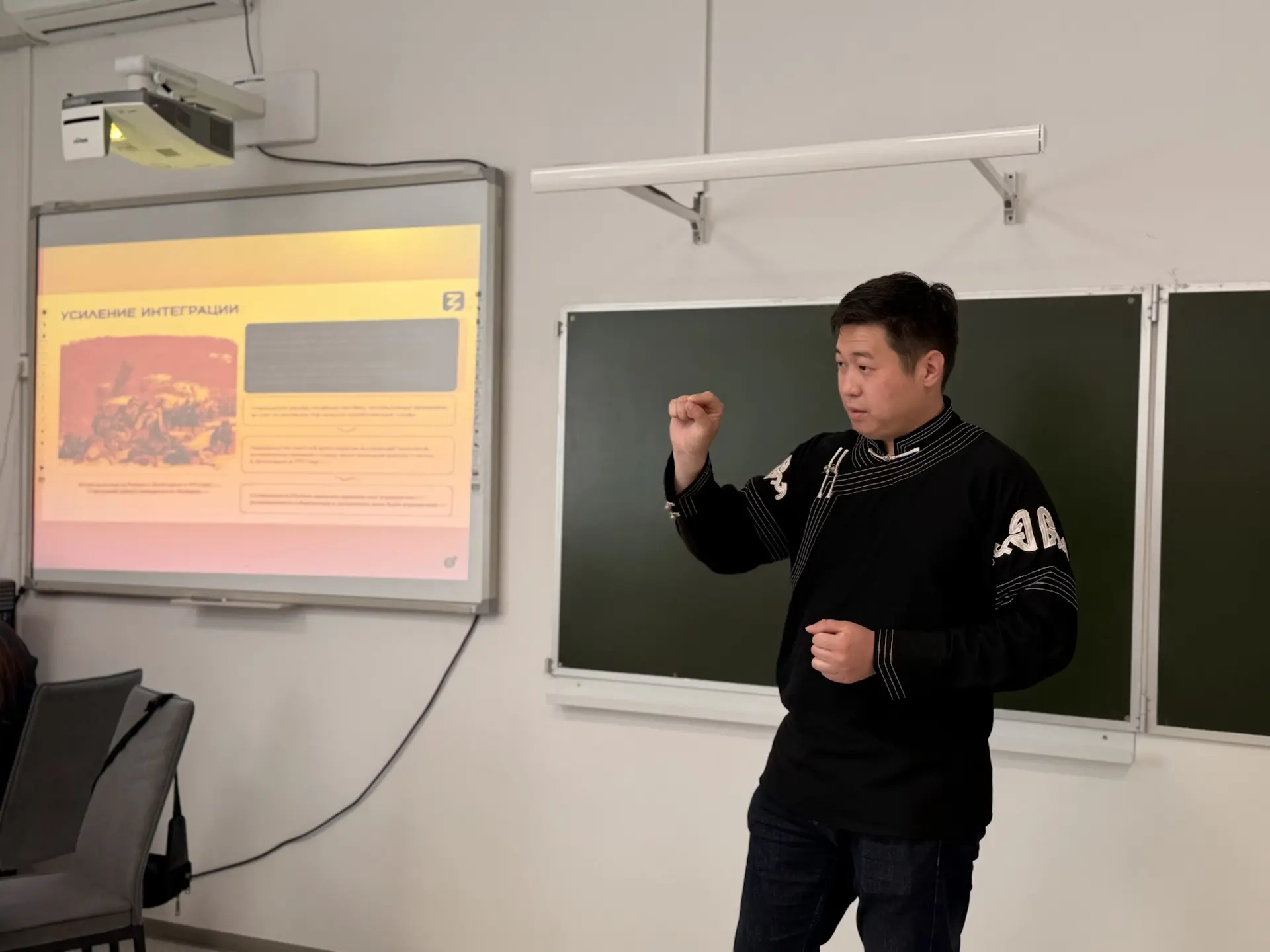 В МБОУ «СОШ №2» г. Элисты, в рамках проекта «День Республики Калмыкия со «Знанием», сос...
