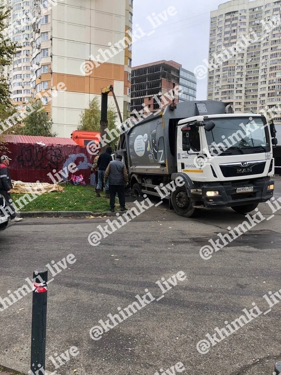 🫠 На ул.Горшина 3, мусоровоз провалился в недавно заделанную яму возле мусорки.