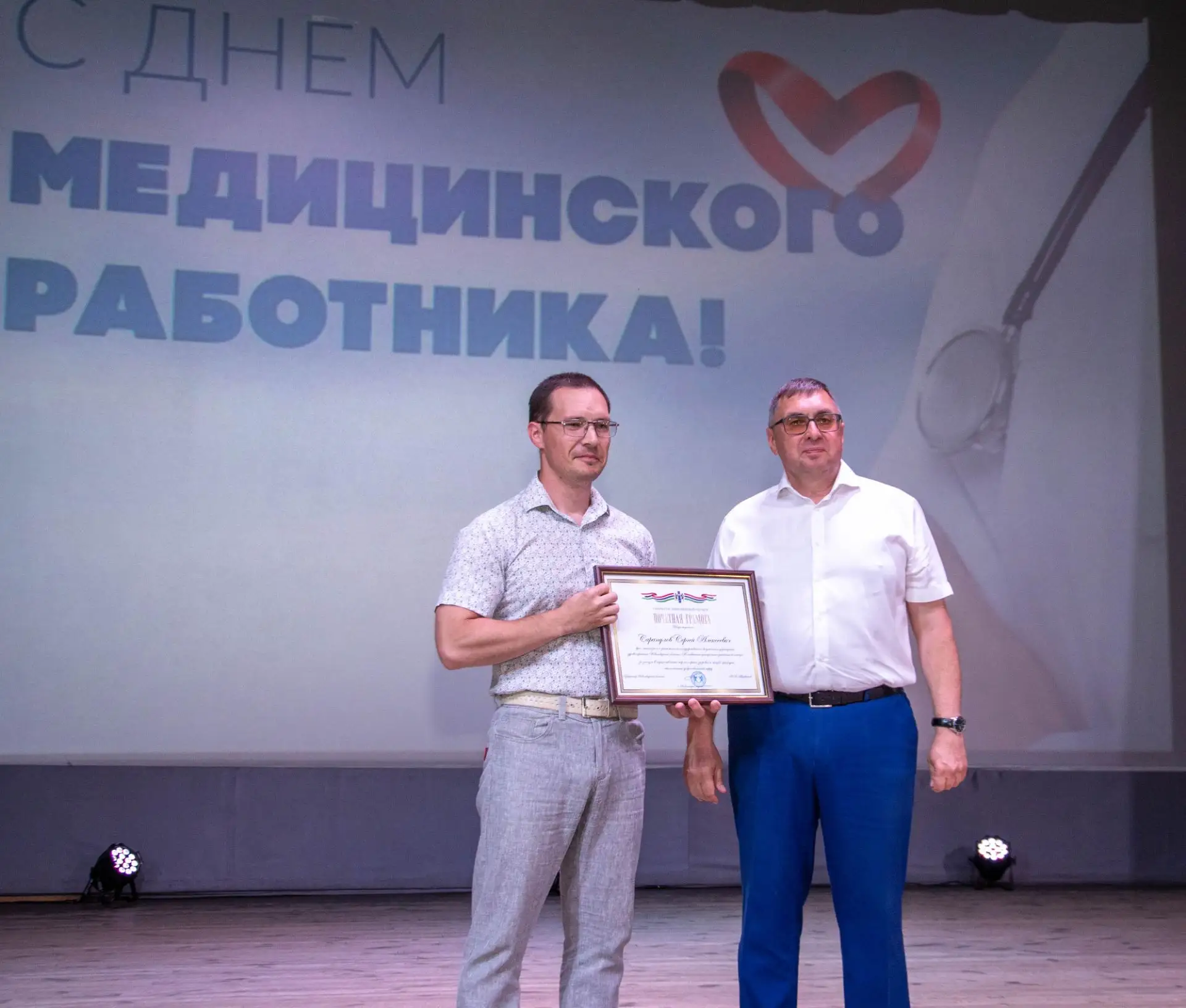 В ДК "Юность" чествовали медицинских работников Колыванского района

19 июня в Доме культуры "Юность