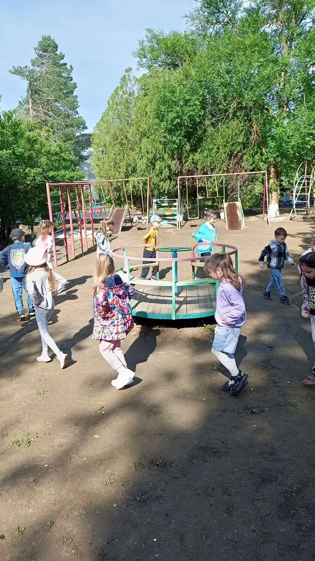🌞 Зарядка на свежем воздухе: почему это так важно для наших малышей?