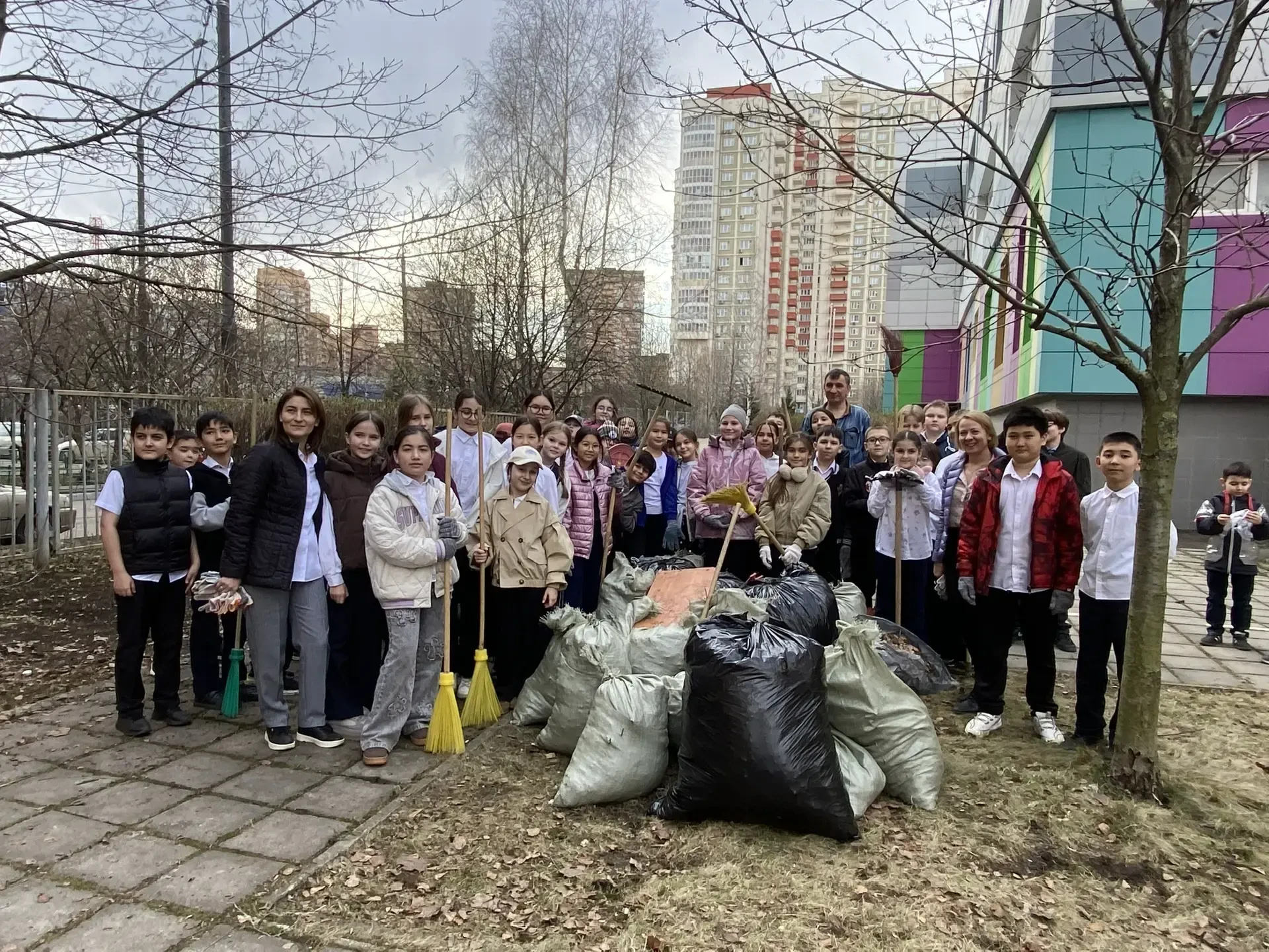 "Сердца в заботе": Орлята 4 классов вышли на субботник!   Наши юные активисты из 4 классов, настоящи
