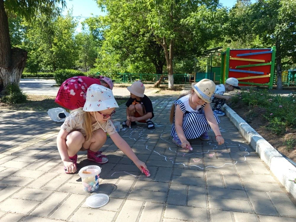 Сегодня педагог по изобразительной деятельности провела для дошкольников на свежем воздухе занятие «