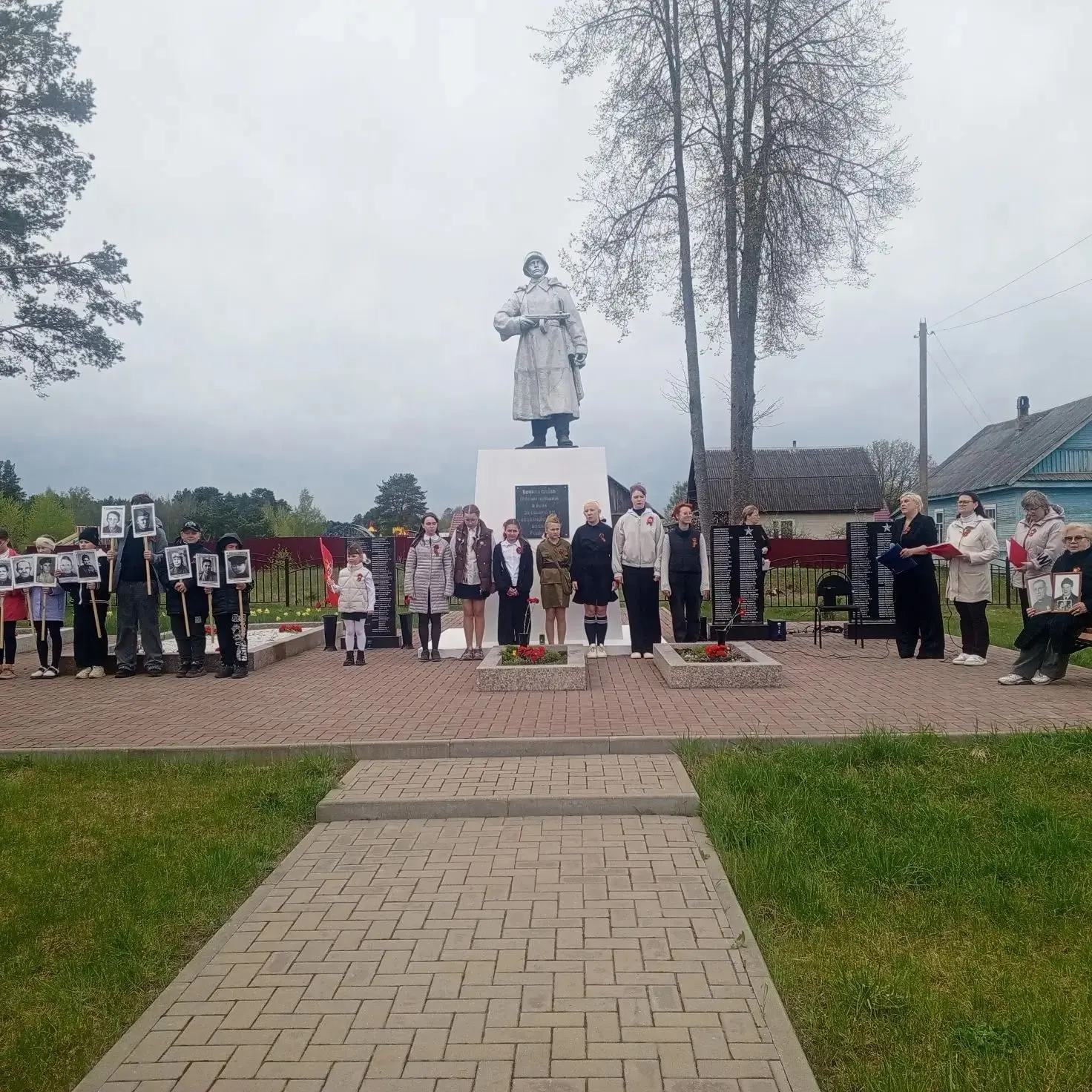 Отдать дань уважения и памяти всем, кто стоял на защите Родины в военное лихолетье собр...