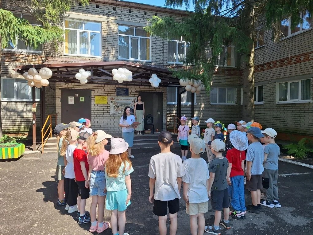 🇷🇺 В нашем ДОУ прошло праздничное мероприятие, посвящённое Дню России! 🎉

Дети с удовольствием чи