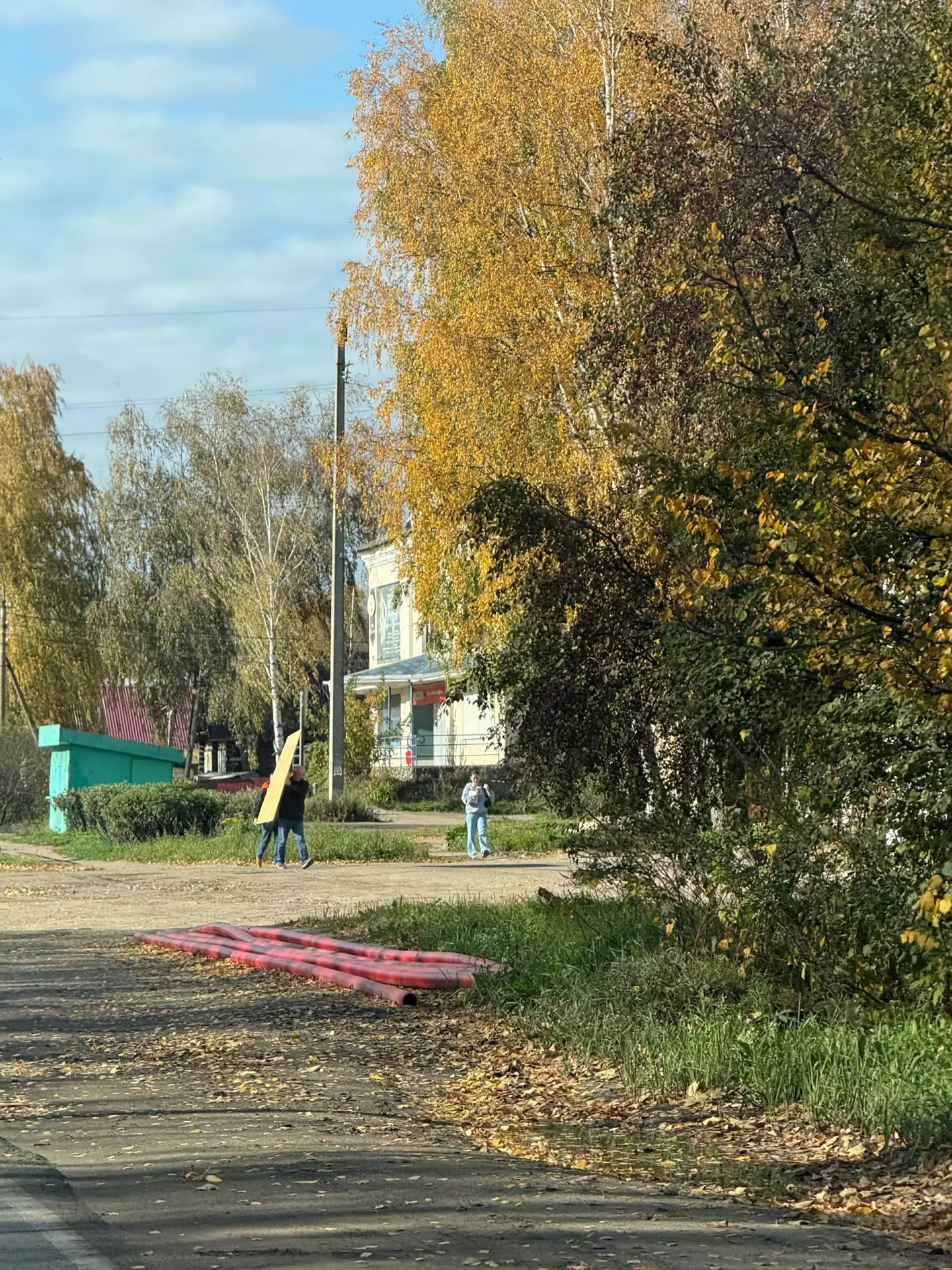 По все у городу трубы валяются. Снег уж скоро