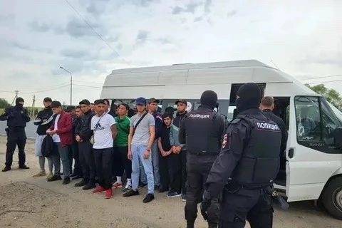 🚨Рейд по нелегальным мигрантам прошел в Омске

Полиция и Росгвардия проверили дачи, места торговли,