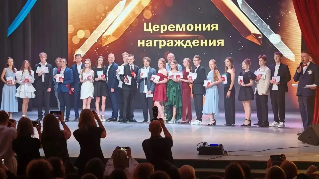 ДОРОГИЕ НАШИ ВЫПУСКНИКИ! СЕГОДНЯ ВАШ ПРАЗДНИК! 
Желаем вам больших успехов и побед ! 
Пусть ваш путь
