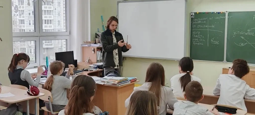 Сегодня, 28 апреля, с учащимися 5М и 6М класса провел занятие выпускник МФТИ, сотрудник Института эл