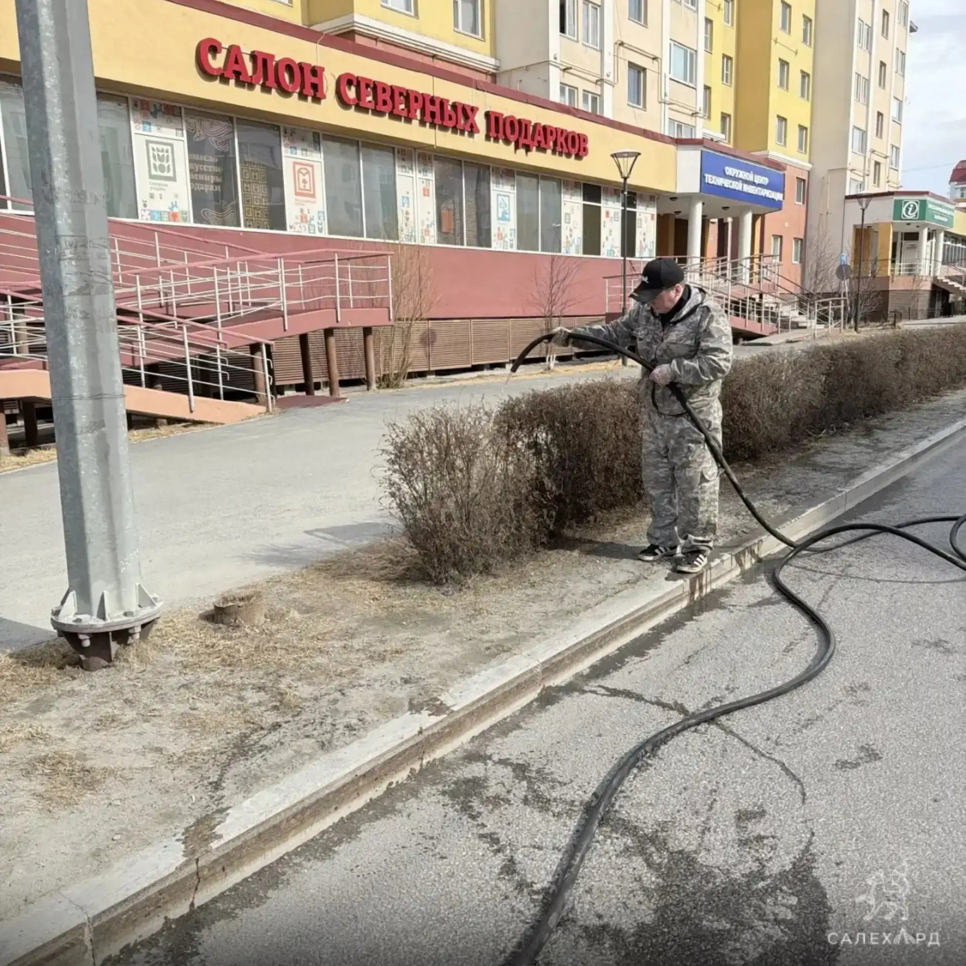 Зелёные насаждения в Салехарде получают первую весеннюю помощь   На территории Салехарда в рамках ко