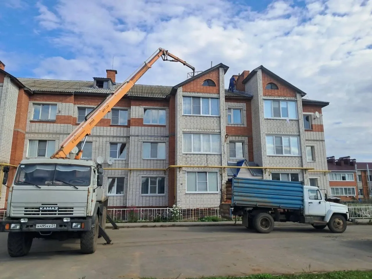 🏠 В селе Янтиково управляющая компания отремонтировала вентиляционную шахту многокварт...