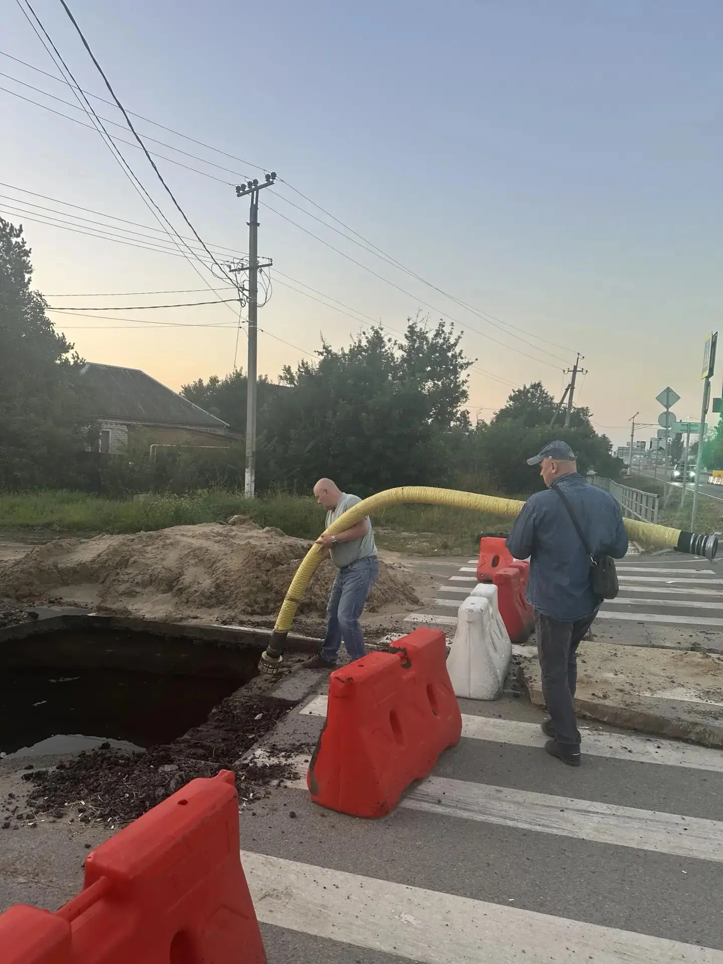 На федеральной трассе устраняют аварию на водопроводе 🚧

Бригады «Водоканала» расширяют котлован, с