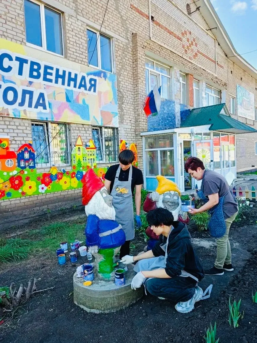 Завершающие штрихи, взмахи кистью и наши гномики уже радуют нас всех возле художественн...