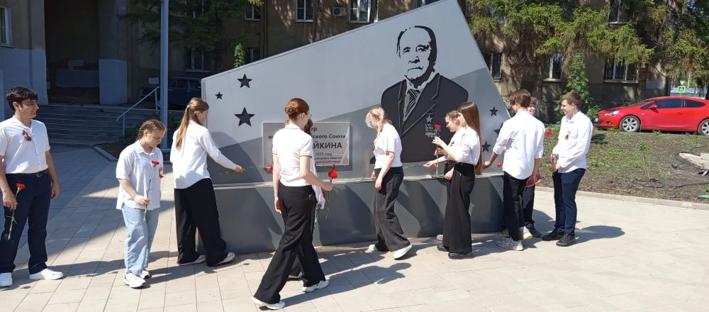 Память о героях - в наших сердцах!  Учащиеся 10 "А" класса приняли участие в торжественном мероприят