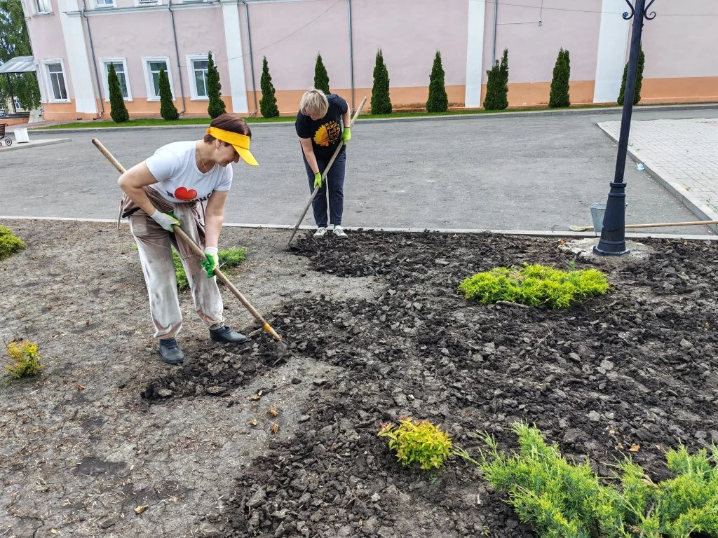Работники культуры на благоустройстве прилегающей территории.