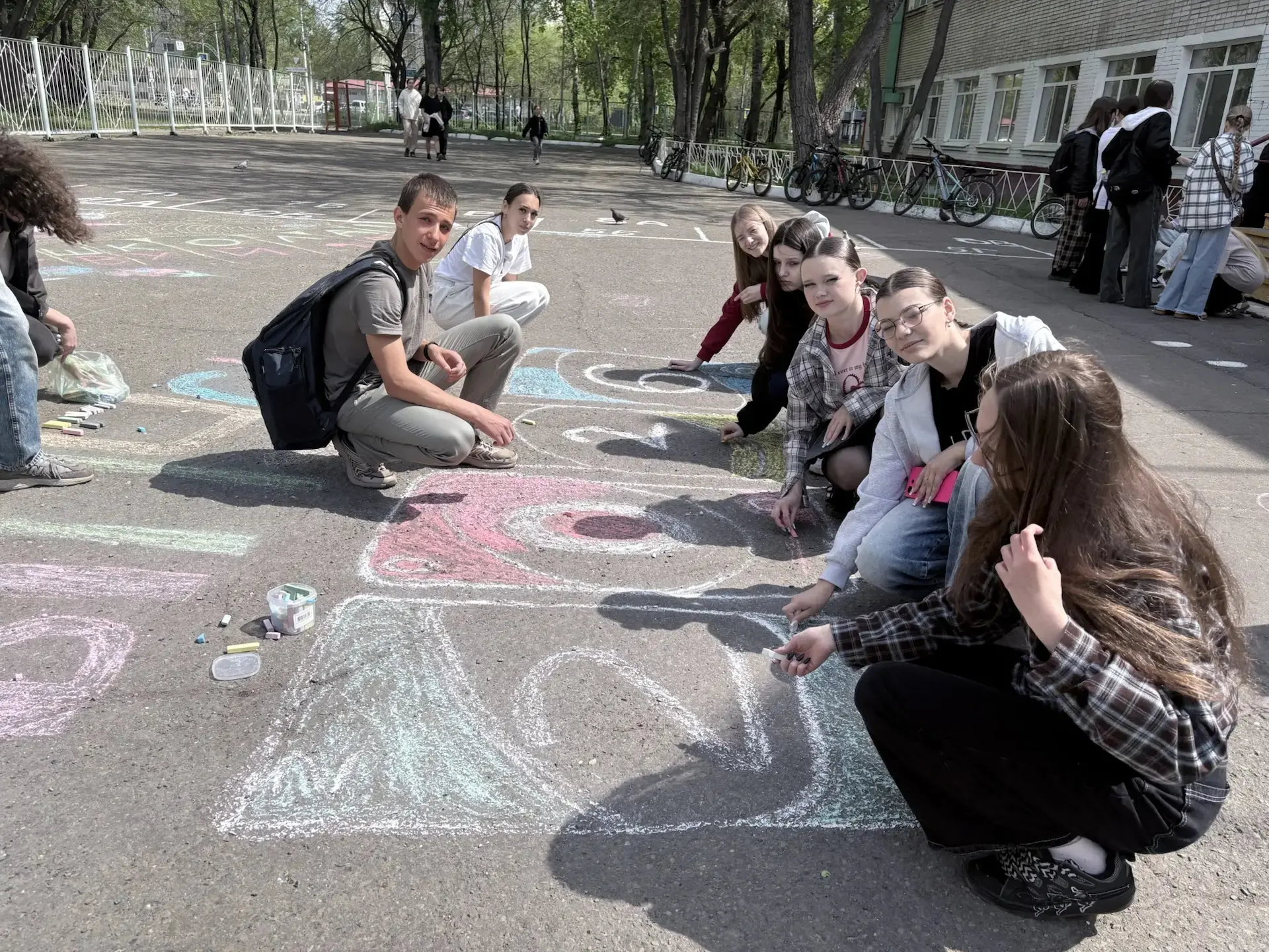 Школьный двор заиграл красками! 🎨