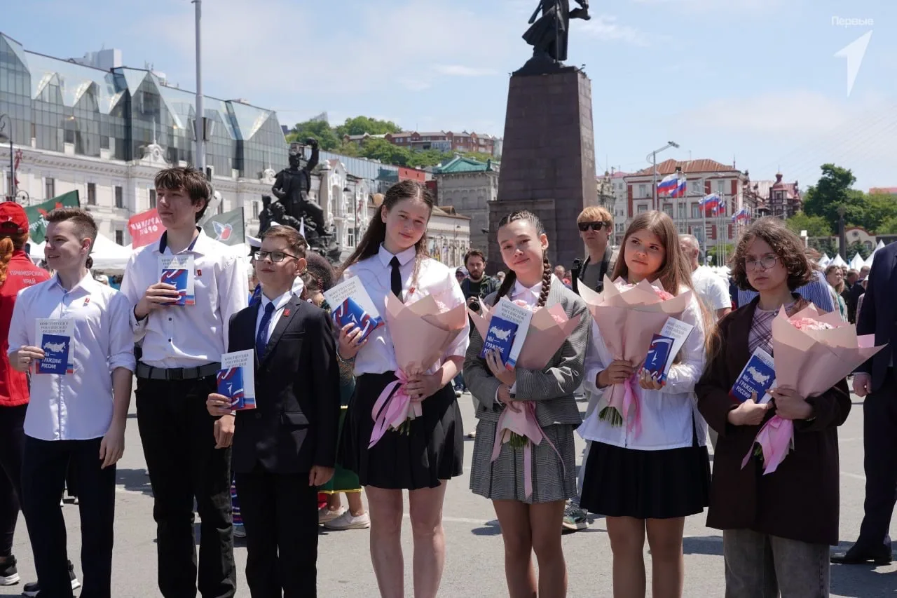 «Мы – граждане России!»

В пятницу на главной площади города прошли торжественные мероприятия, посвя