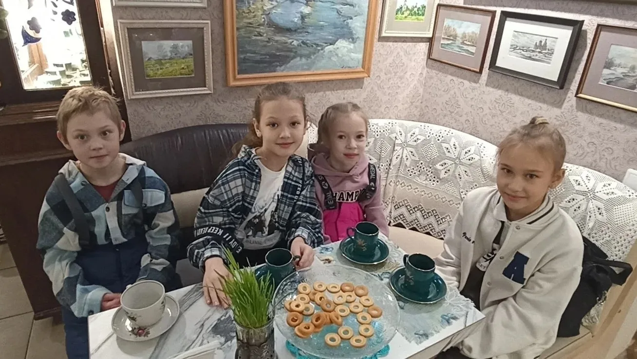 Блины, самовар и улыбки — вот рецепт счастливой Масленицы!   Учащиеся 2 "г" класса с классным руково