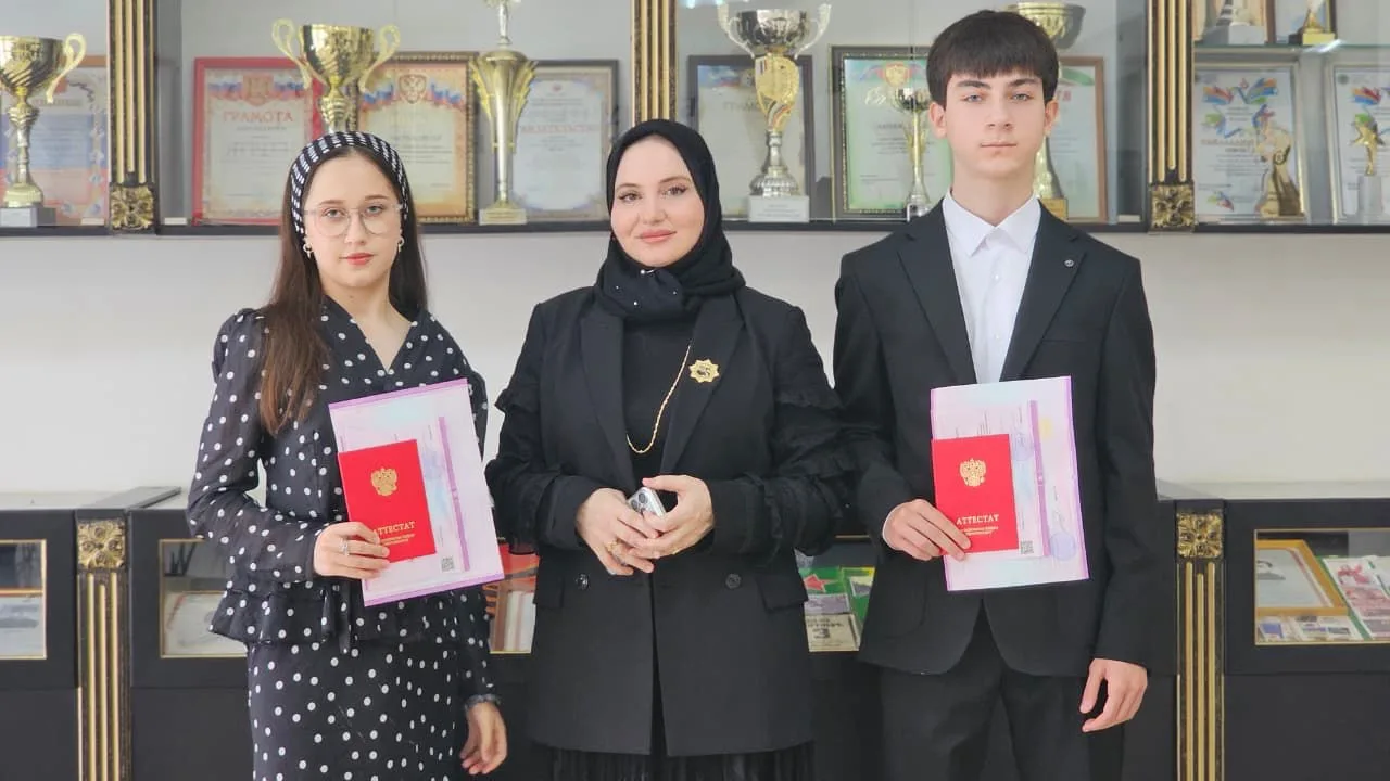 Сегодня выпускники 9-х классов получили свои долгожданные аттестаты об основном общем о...