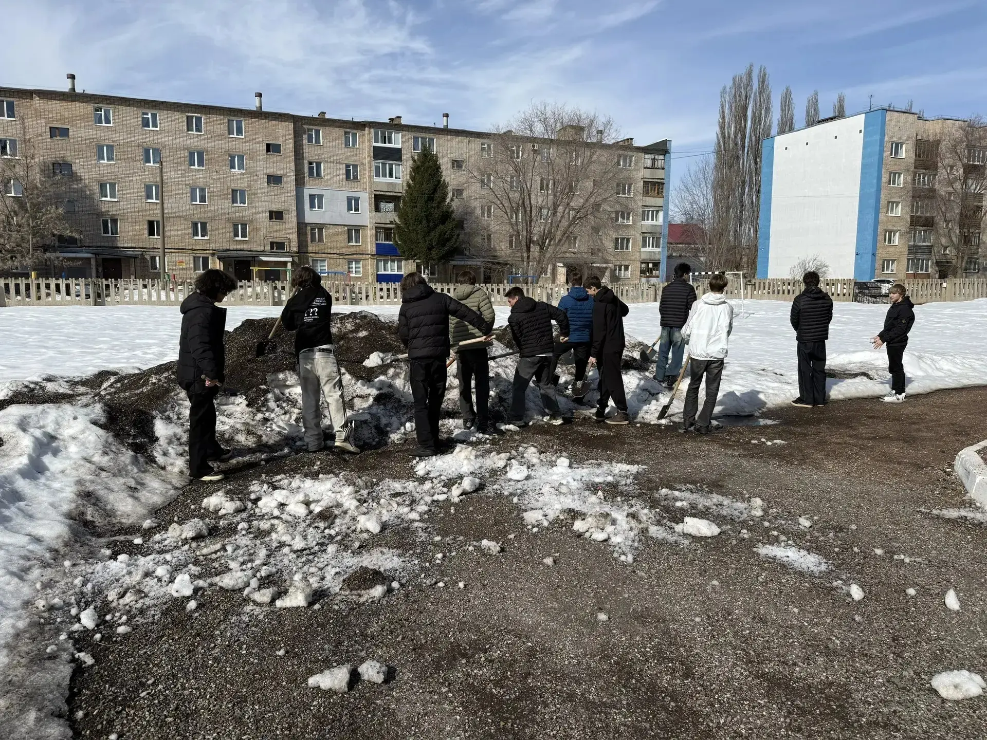 Уже сегодня, 27 марта, в нашей школе стартовал традиционный весенний субботник.