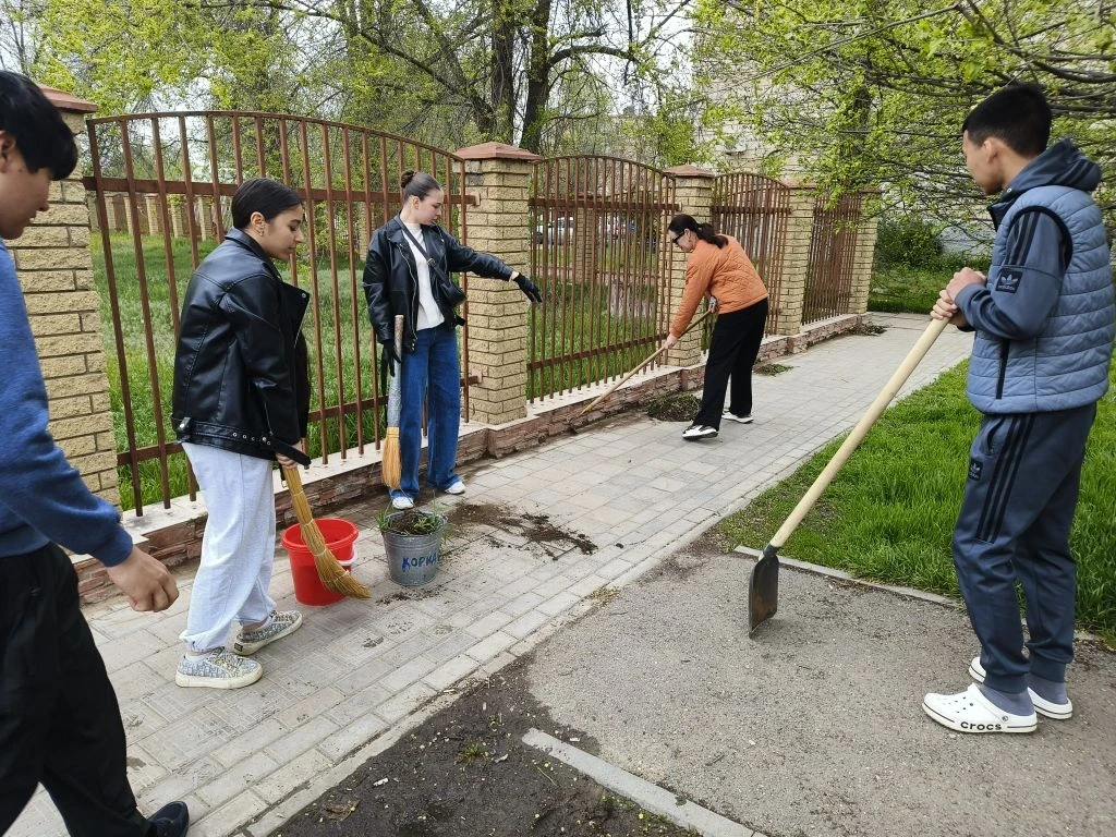 25 апреля, прошёл Всероссийский субботник, и наша школа не осталась в стороне! ⁣ Ученики и педагоги 