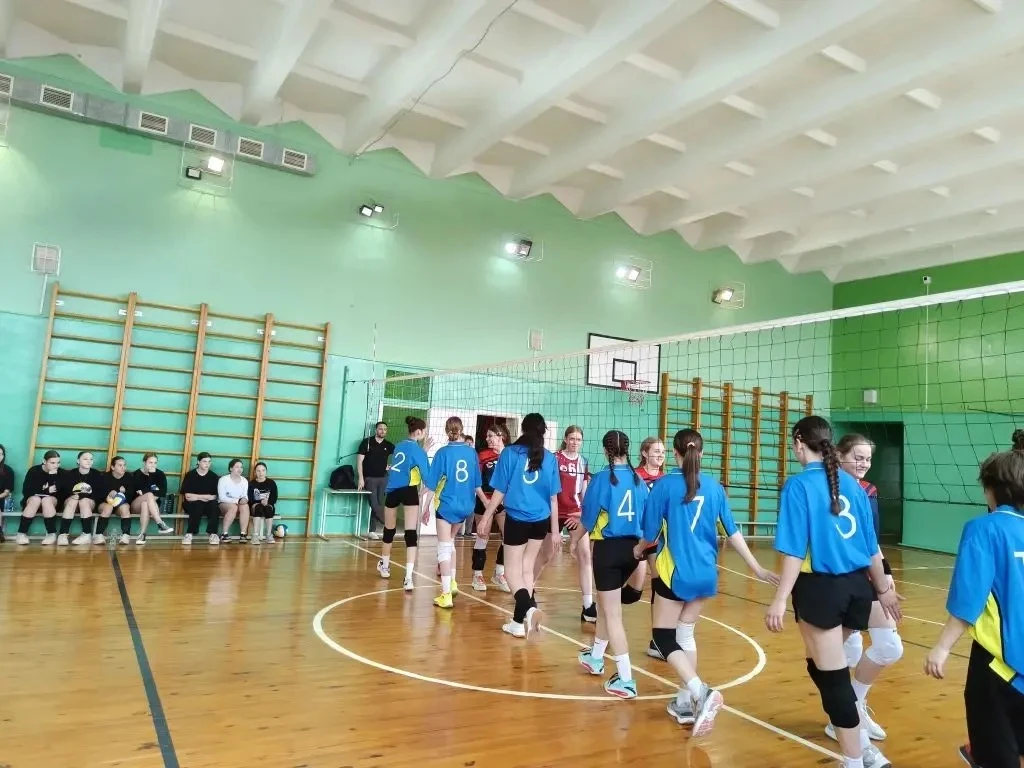 🏐 Наши девушки — в финале! 🏐  13 и 15 апреля наша школьная команда по волейболу среди девушек принял