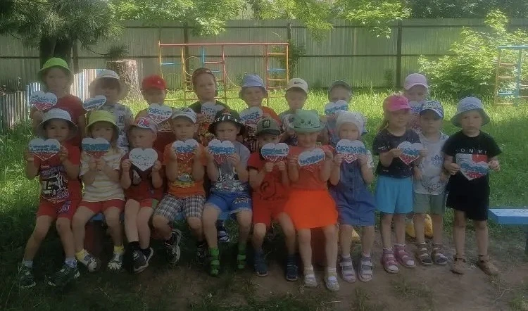 В группах воспитатели провели беседы «Наша Родина»
и творческие занятия. Все мероприятия направлены 