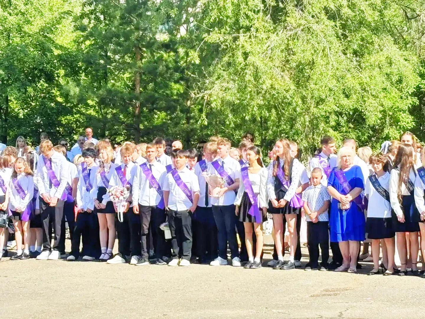 🎓 В добрый путь, выпускники!  Сегодня в нашей любимой школе №76 прозвучал последний звонок, ознамено