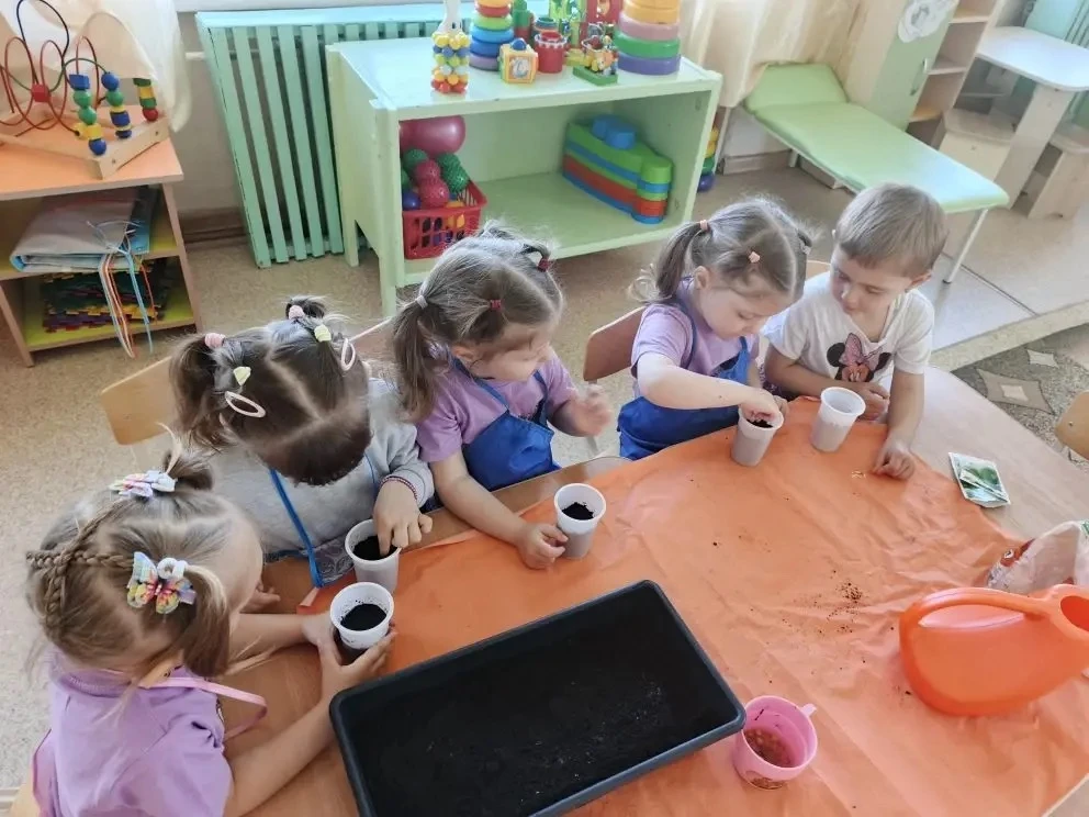 Вторая младшая группа🌿 "Звёздочки💫" посадили свой огород на окне🫜🪏👩🏽‍🌾🌾. Будут ...