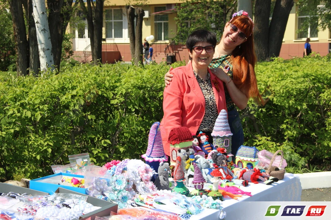У малого фонтана в сквере возле ЗАГСа сейчас шумно и очень уютно — здесь развернулась праздничная ар