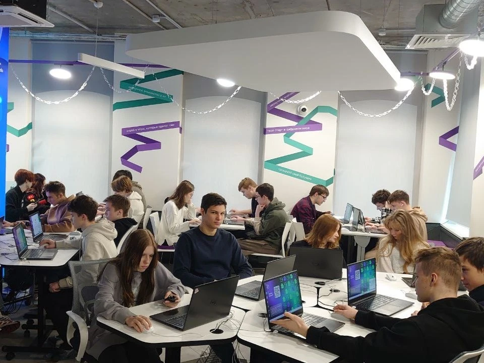 Учебный день в Сбере   👩‍💻 Ученики 10И класса городского проекта «ИТ-класс в московской школе» вмест
