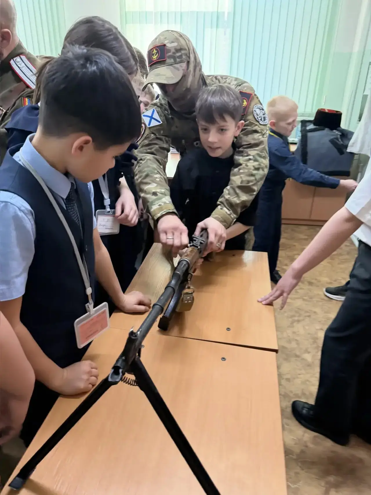 🎖️В день годовщины начала специальной военной операции к ребятам 4 «Д» класса пришли настоящие герои