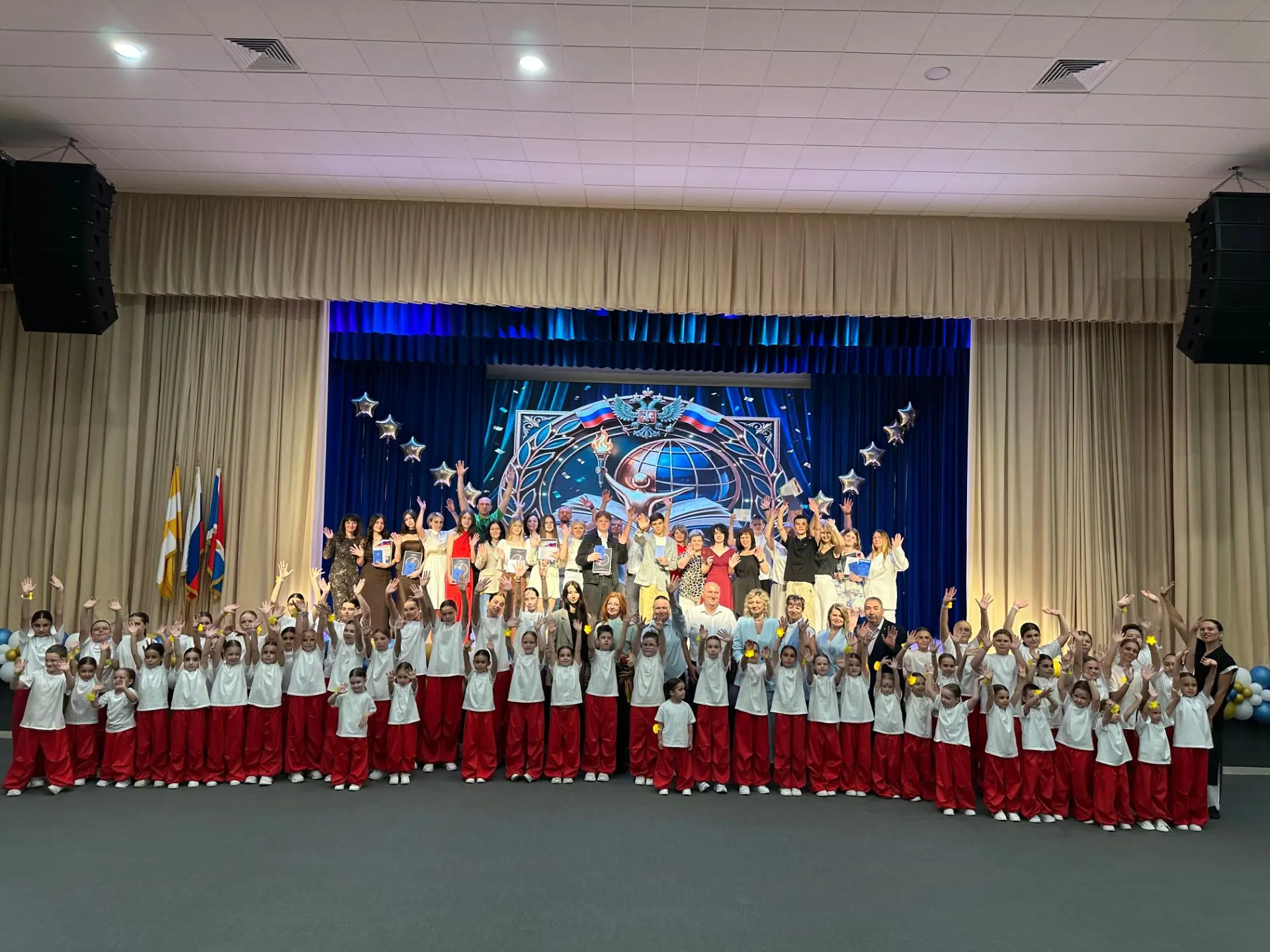 🎓 ВЫПУСКНОЙ 11-Х КЛАССОВ: В ДОБРЫЙ ПУТЬ, ВЫПУСКНИКИ!