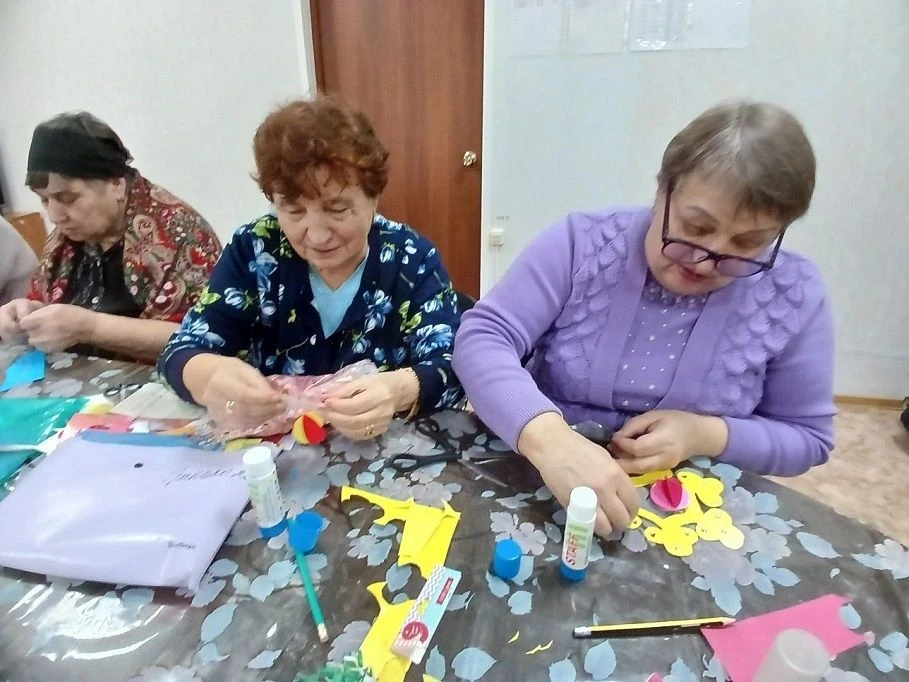 Для красноярских пенсионеров работает творческая мастерская Деда Мороза.