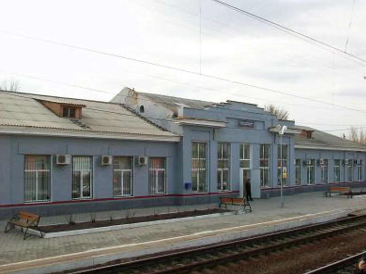 🚂 10 подростков взломали дверь станции Каменоломни и спрятались внутри