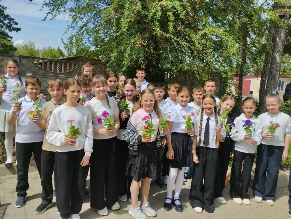 🌷 **Цветочная весна в нашей школе!**