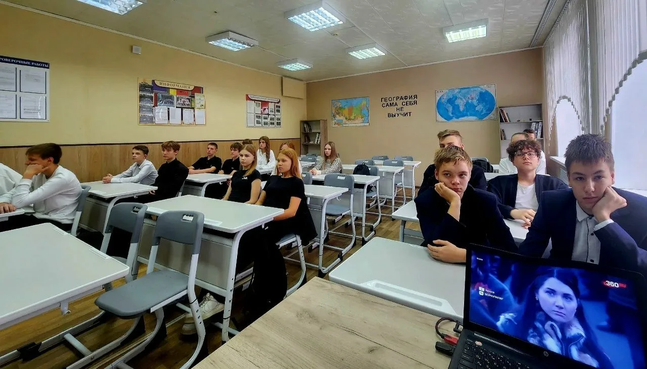 В рамках Всероссийской акции «Спасибо, что #МЫВМЕСТЕ» классный руководитель 9 В класса ...