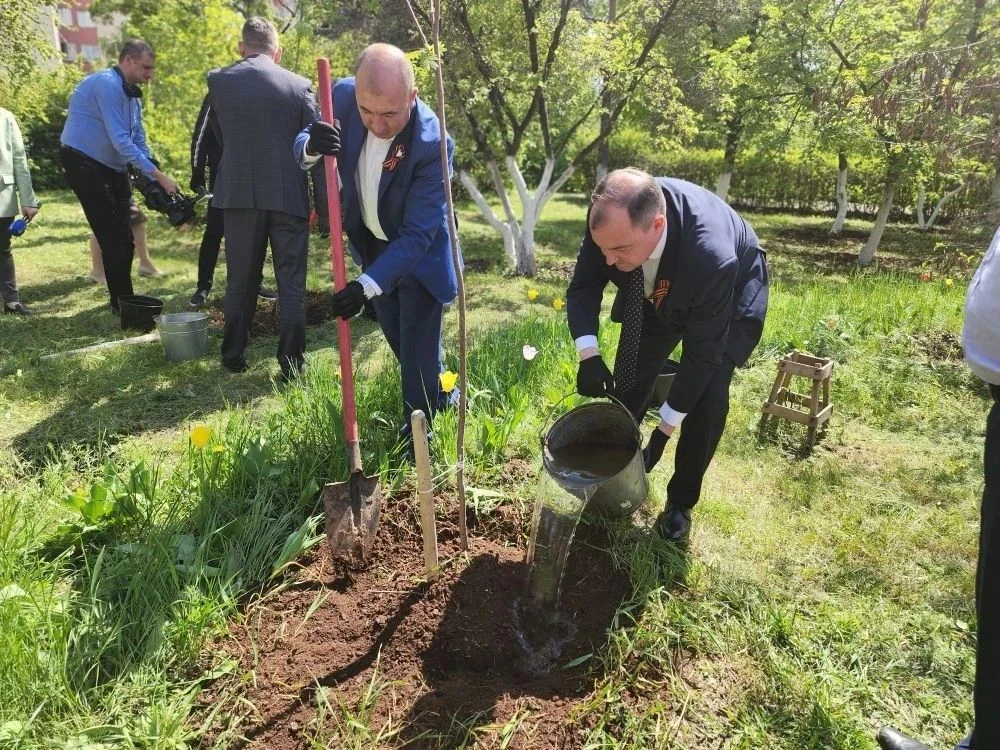 В Оренбурге состоялось центральное мероприятие акции «Сад памяти»  8 мая в Оренбурге, в парке имени 