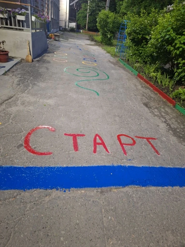 Уважаемые родители, доброе утро. Вчера обновили игровые элементы на асфальте. Краска ещ...